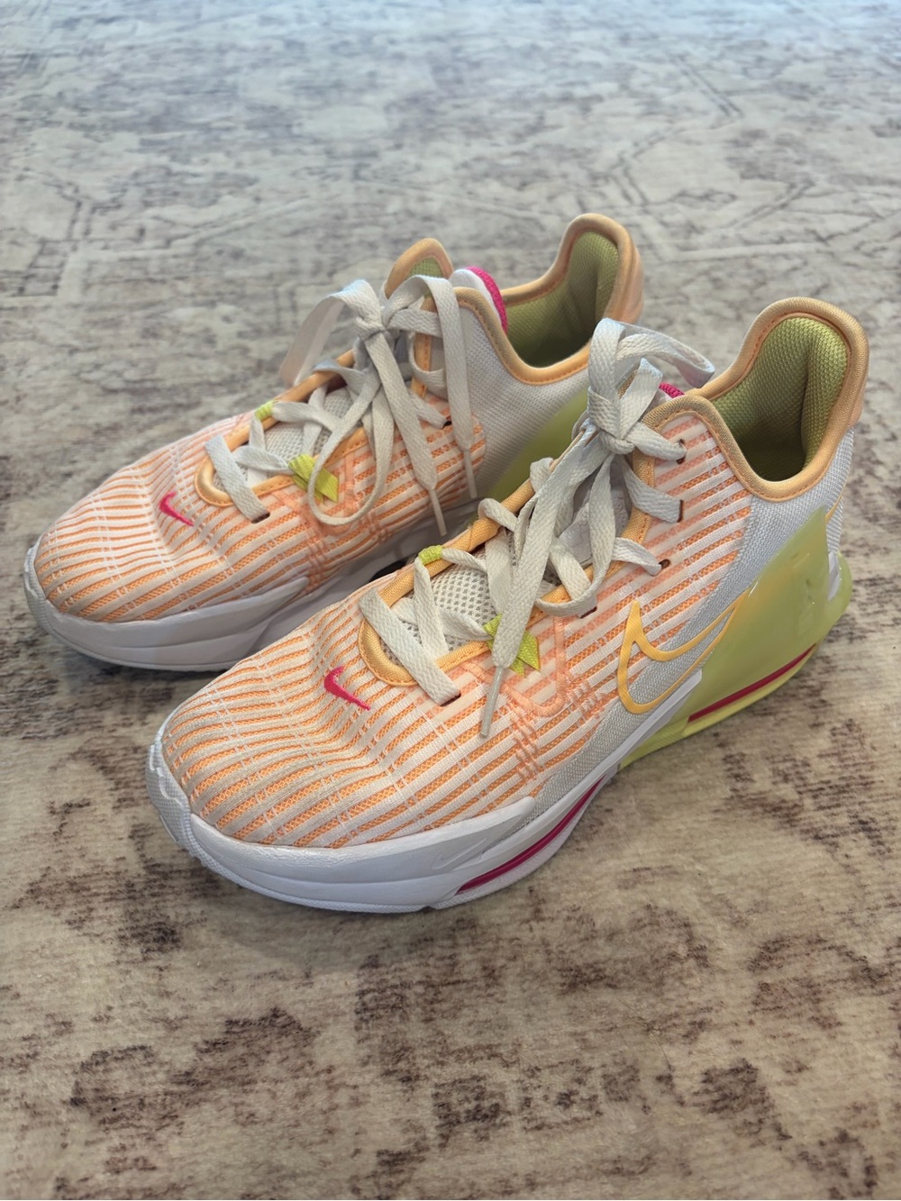 Women's Nike LeBron Witness 6 EP basketball shoe Size 7